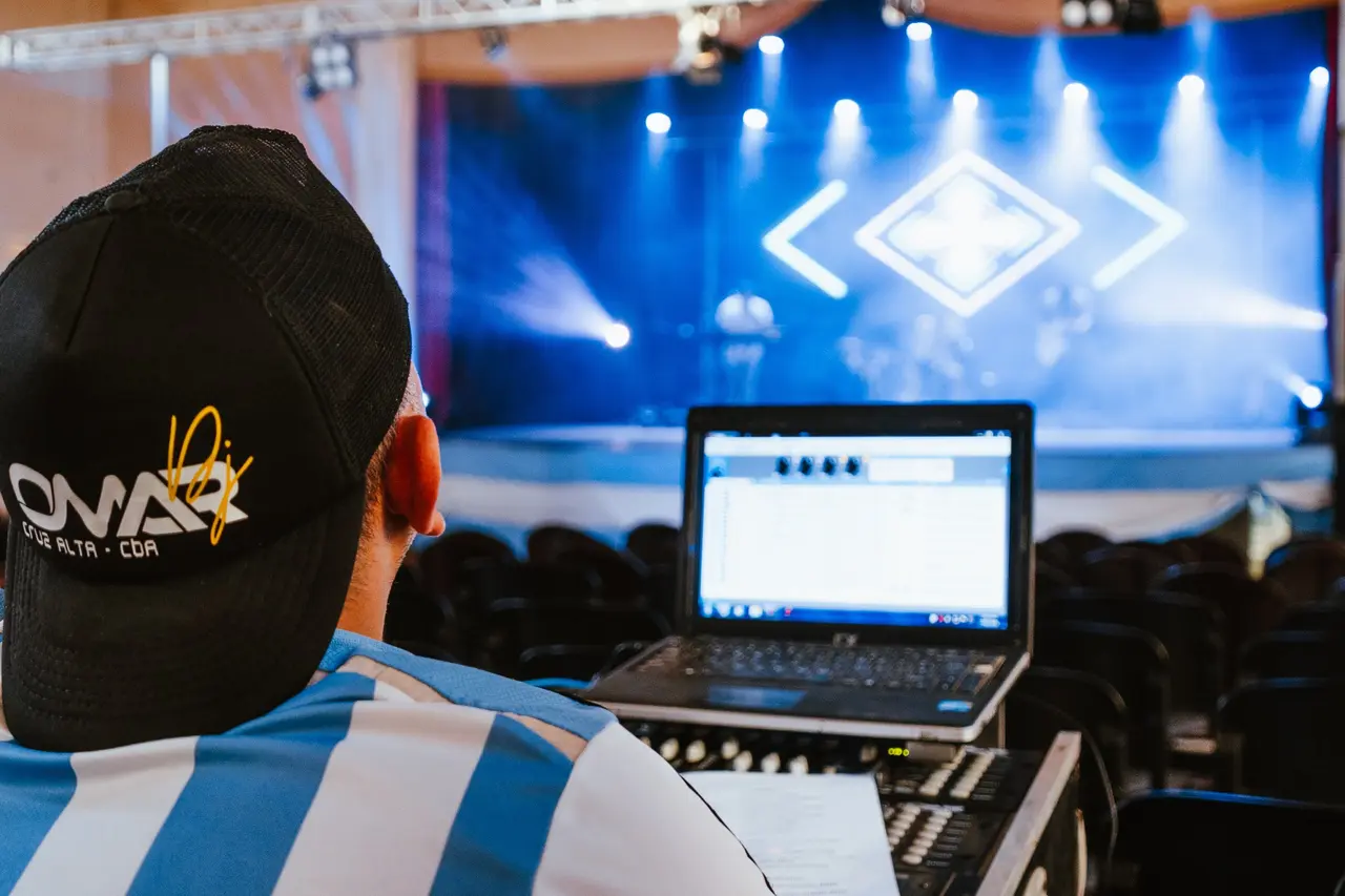 Equipo técnico coordinando una producción en vivo