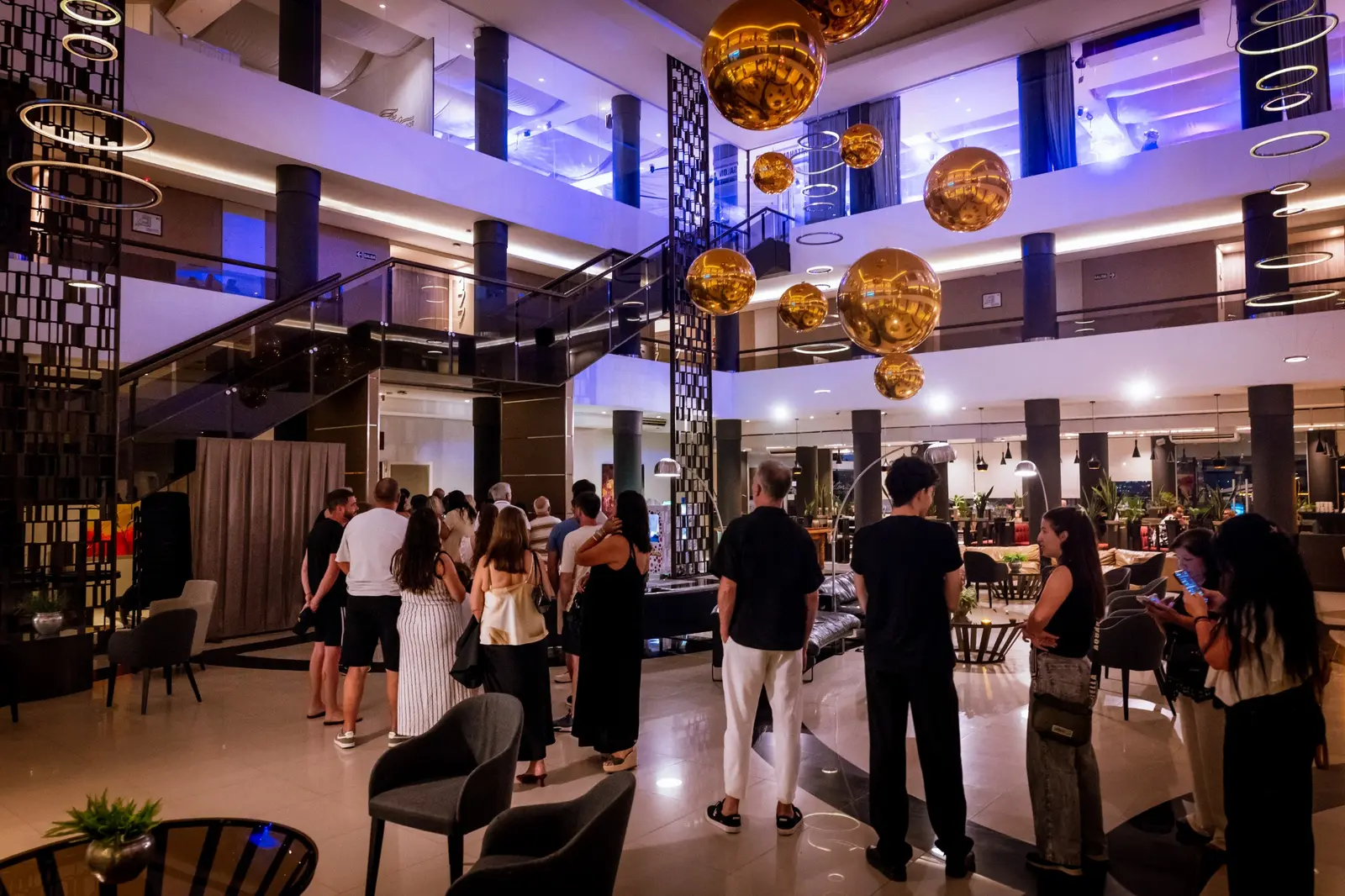 Experiencia producida en un espacio de hotelería con público presente